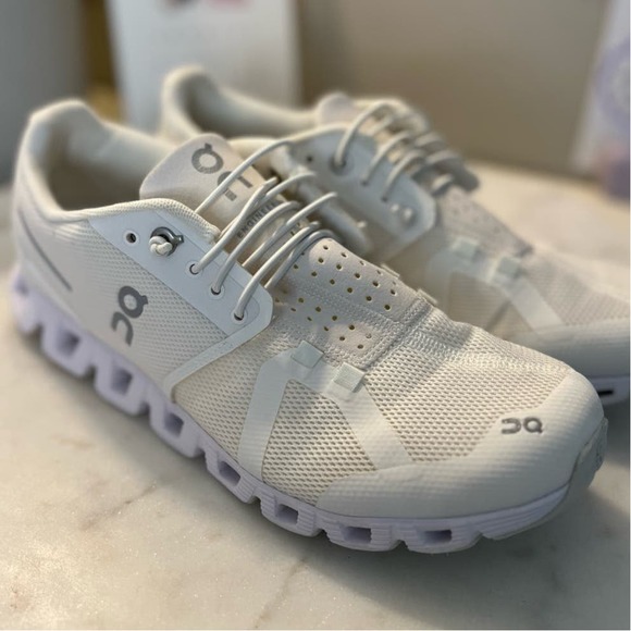 On Running Shoes - On Cloud Cloudflow in White | Women's 8 US